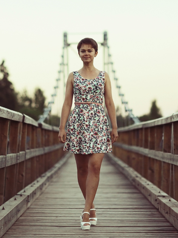 Vestido curto florido sem mangas