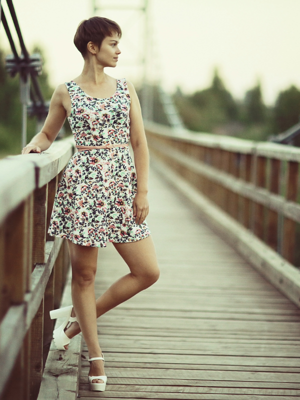 Vestido curto florido sem mangas - Imagem 2